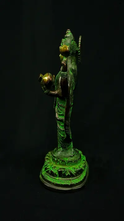 Statue sacrée bénie – Dhanvantari, détail sculpté n°2