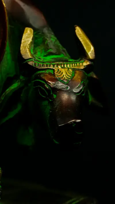 Statue sacrée bénie – Krishna sous l’arbre n°2 – 33 cm, détail sculpté n°1