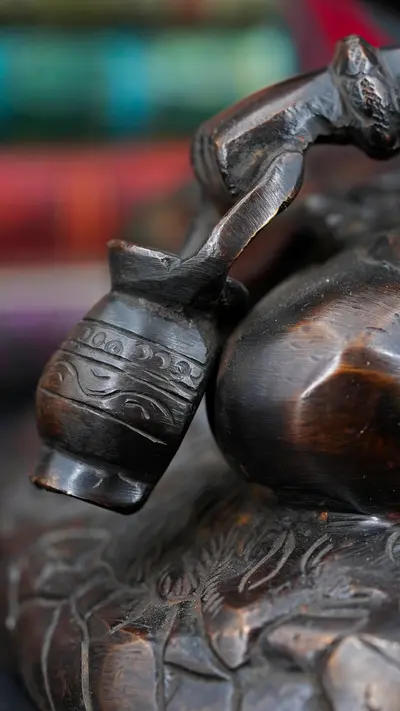 Statue sacrée bénie – Shiva en méditation – 25 cm, détail sculpté n°3