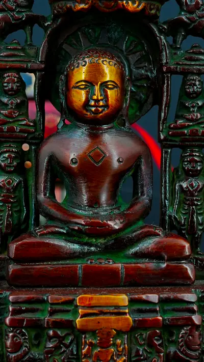 Détail de Mahavira assis en méditation