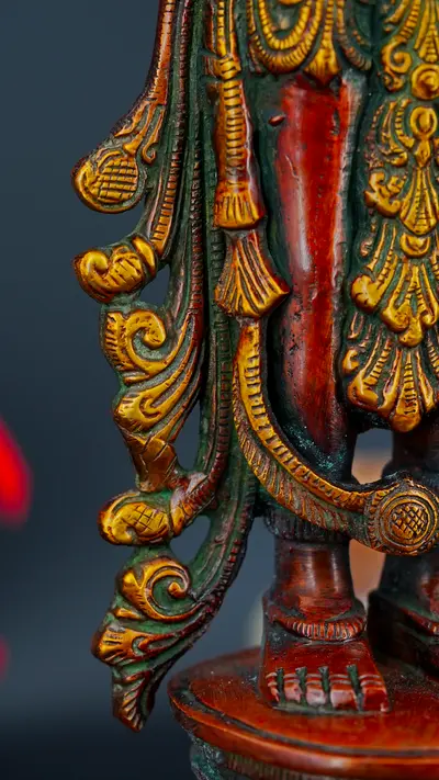 Statue sacrée bénie – Vishnu debout – 38 cm, détail sculpté n°1