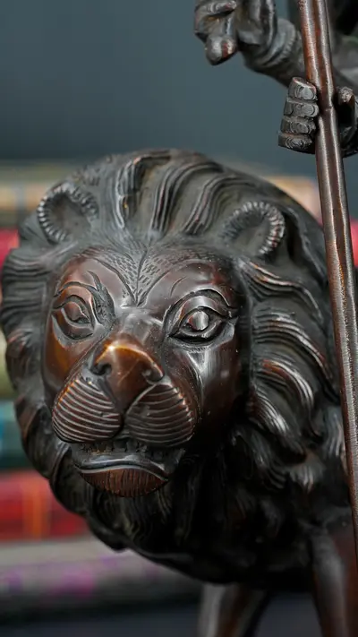 Détail de la tête du lion de Durga