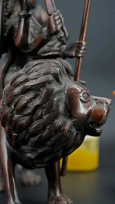 Statue sacrée bénie – Durga au lion – 33 cm, détail sculpté n°4