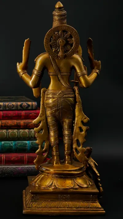 Statue sacrée bénie – Murugan au paon – 36 cm, détail sculpté n°3