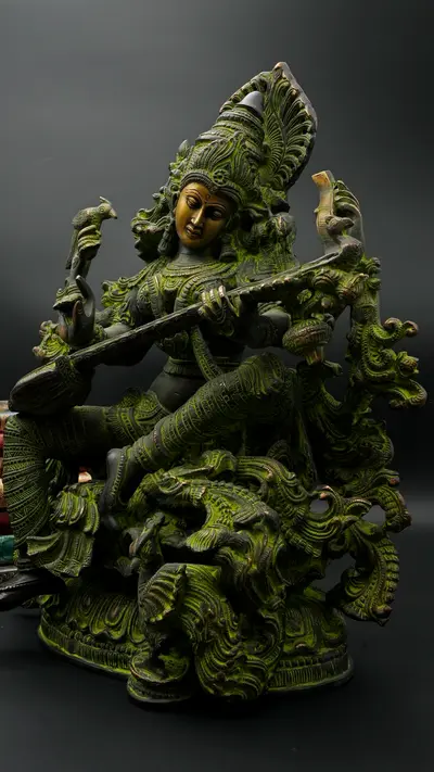 Saraswati jouant de la vînâ, vue de profil