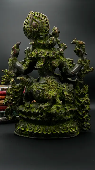 Statue sacrée bénie – Saraswati à la vînâ – 41 cm, détail sculpté n°1