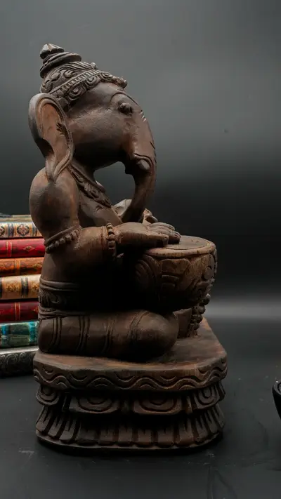 Ganesh à la vînâ en bois de neem, profil gauche