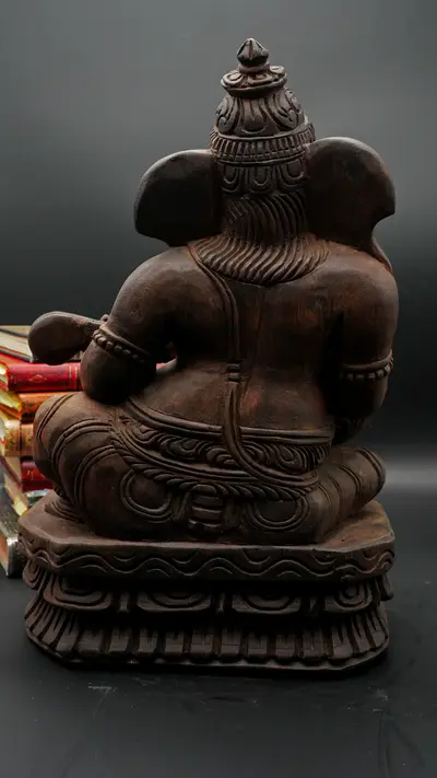 Ganesh à la vînâ en bois de neem, vue arrière