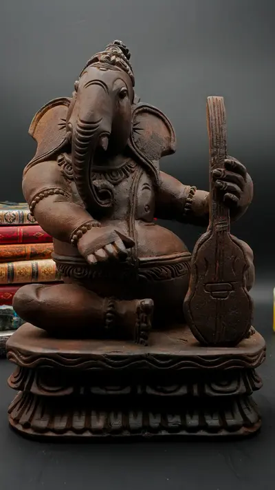 Ganesh béni jouant du violoncelle, sculpté en bois de neem, vue complémentaire n°2