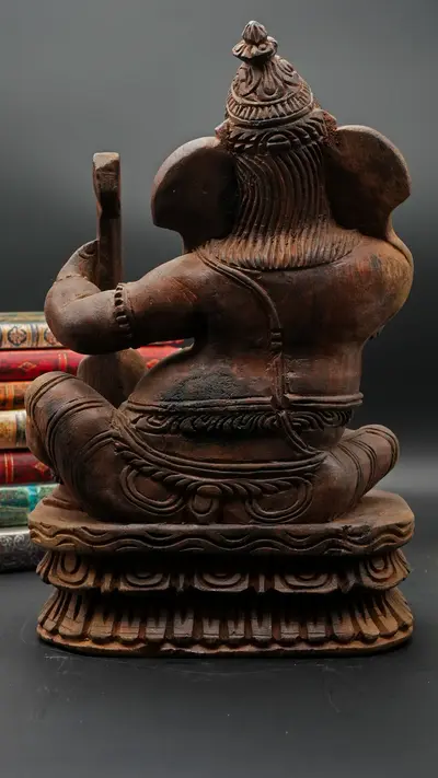 Ganesh au violoncelle en bois de neem, vue arrière