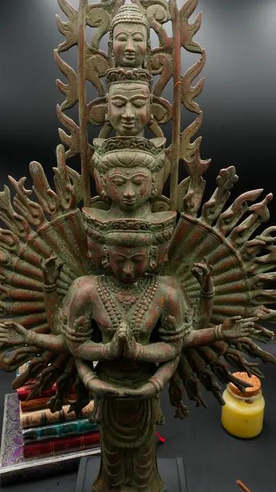 Statue bénie d’Avalokiteshvara aux 1 000 bras, vue de face