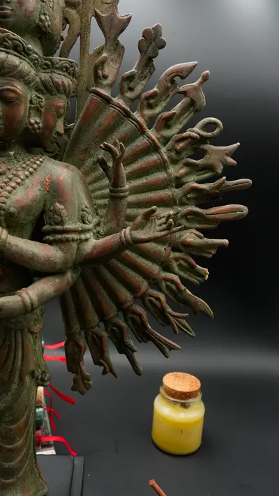 Statue bénie d’Avalokiteshvara aux 1 000 bras en laiton, vue complémentaire n°6