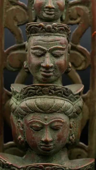 Statue bénie d’Avalokiteshvara aux 1 000 bras en laiton, vue complémentaire n°9