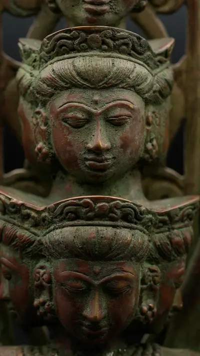 Détail du visage d’Avalokiteshvara aux 1 000 bras