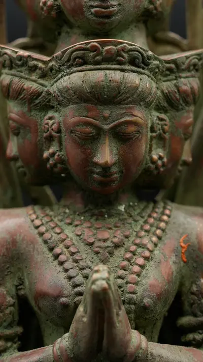 Statue bénie d’Avalokiteshvara aux 1 000 bras en laiton, détail complémentaire n°2