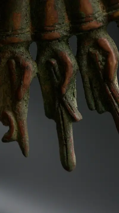 Statue bénie d’Avalokiteshvara aux 1 000 bras en laiton, détail complémentaire n°20
