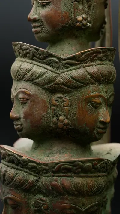 Statue bénie d’Avalokiteshvara aux 1 000 bras en laiton, détail complémentaire n°35