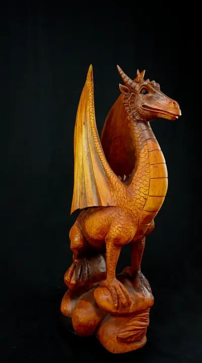 Dragon béni n°3 en bois de suar, profil droit