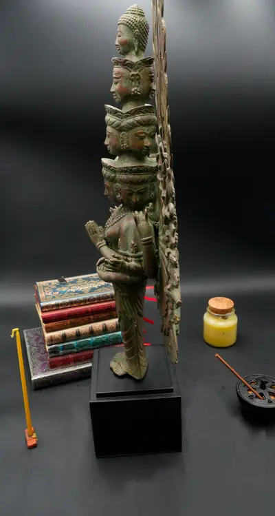 Statue bénie d’Avalokiteshvara aux 1 000 bras, vue de profil